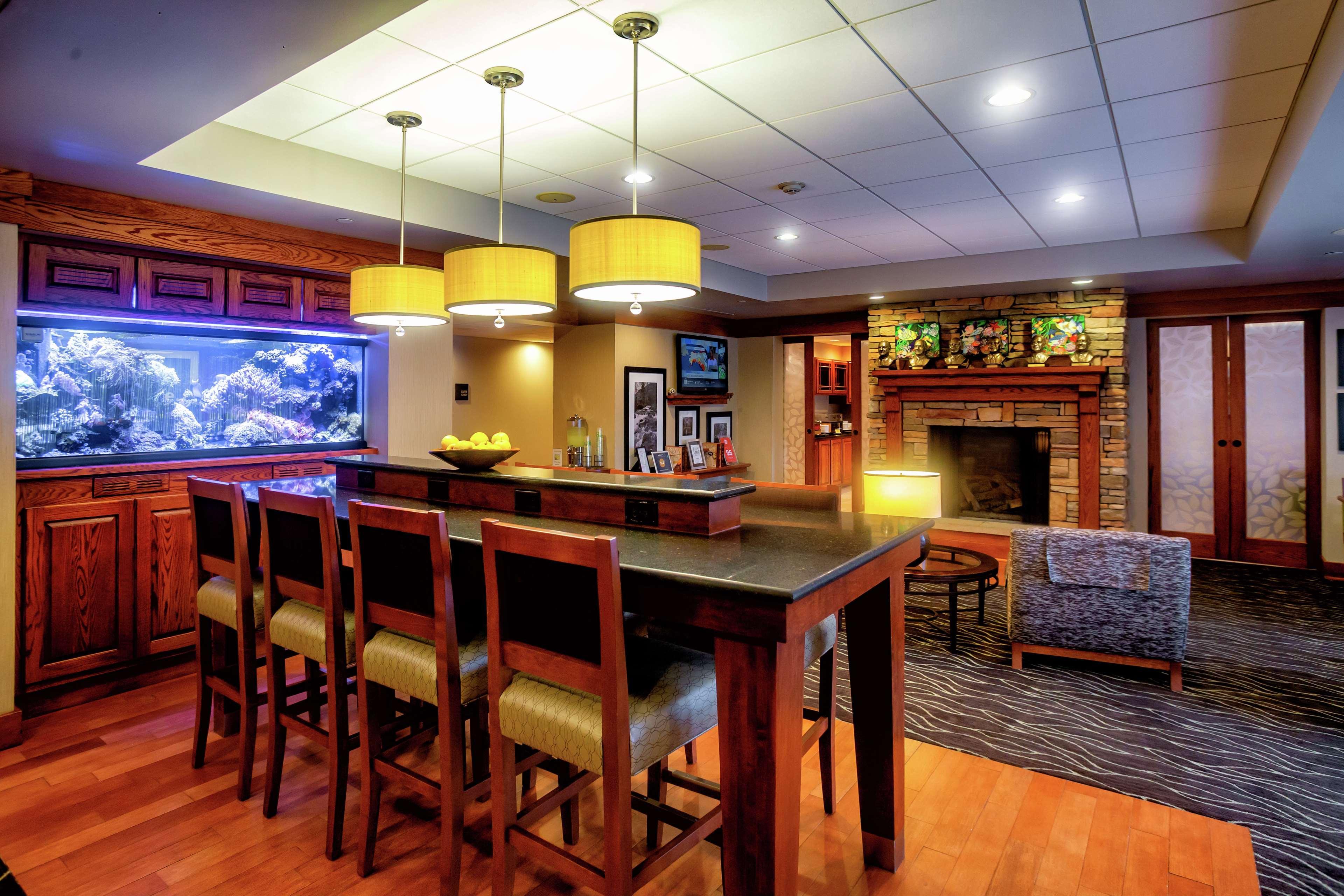 Hampton Inn Wheeling Bagian luar foto
