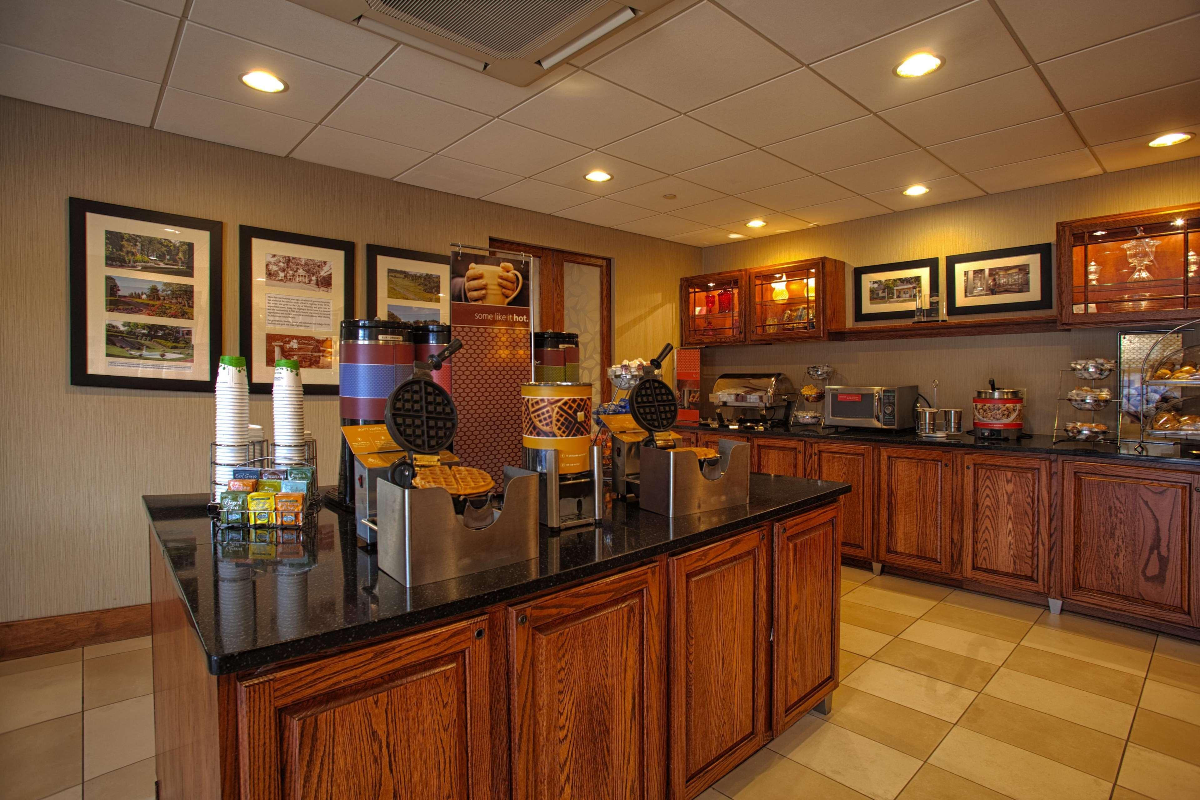 Hampton Inn Wheeling Bagian luar foto
