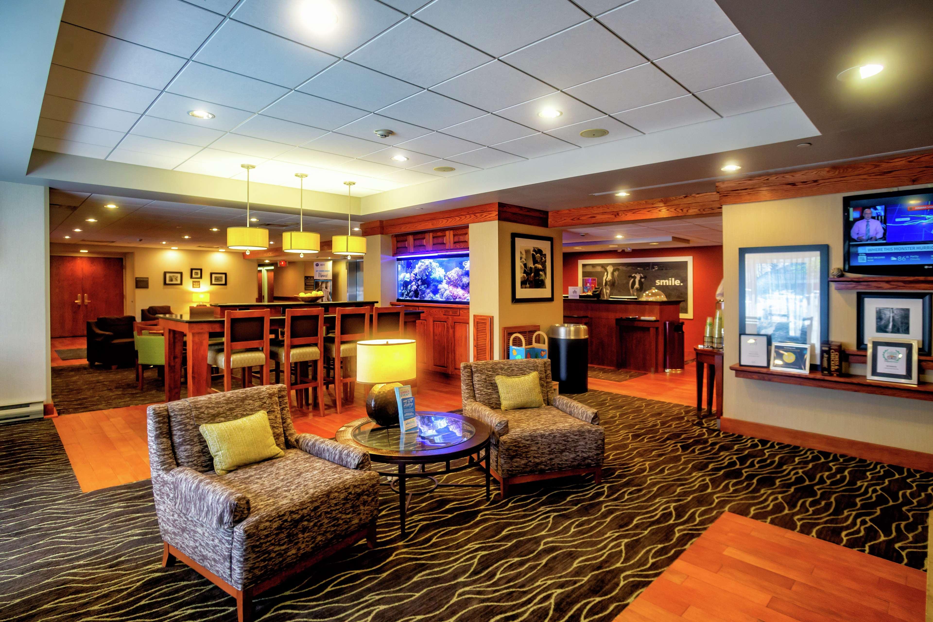 Hampton Inn Wheeling Bagian luar foto