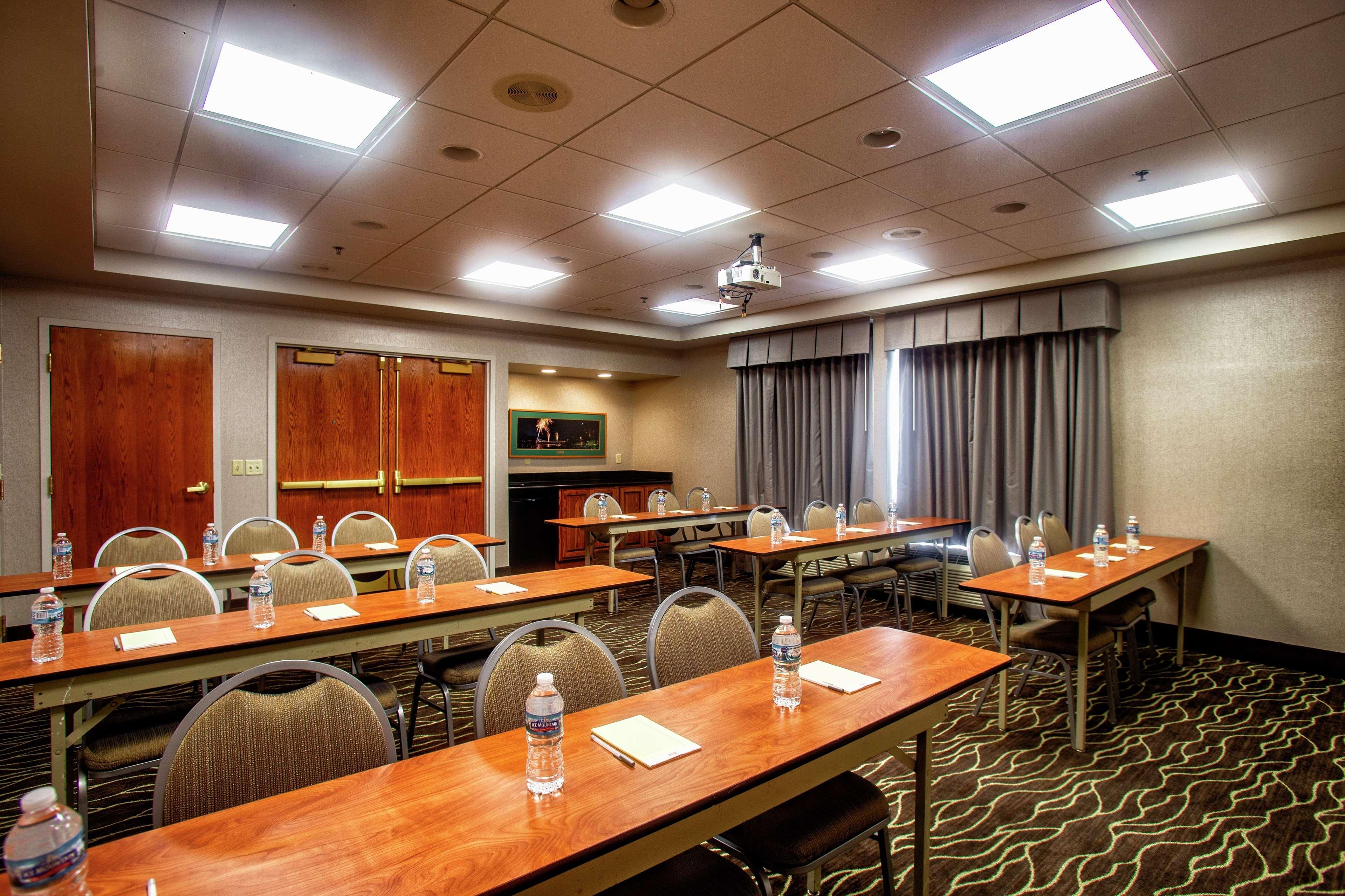 Hampton Inn Wheeling Bagian luar foto