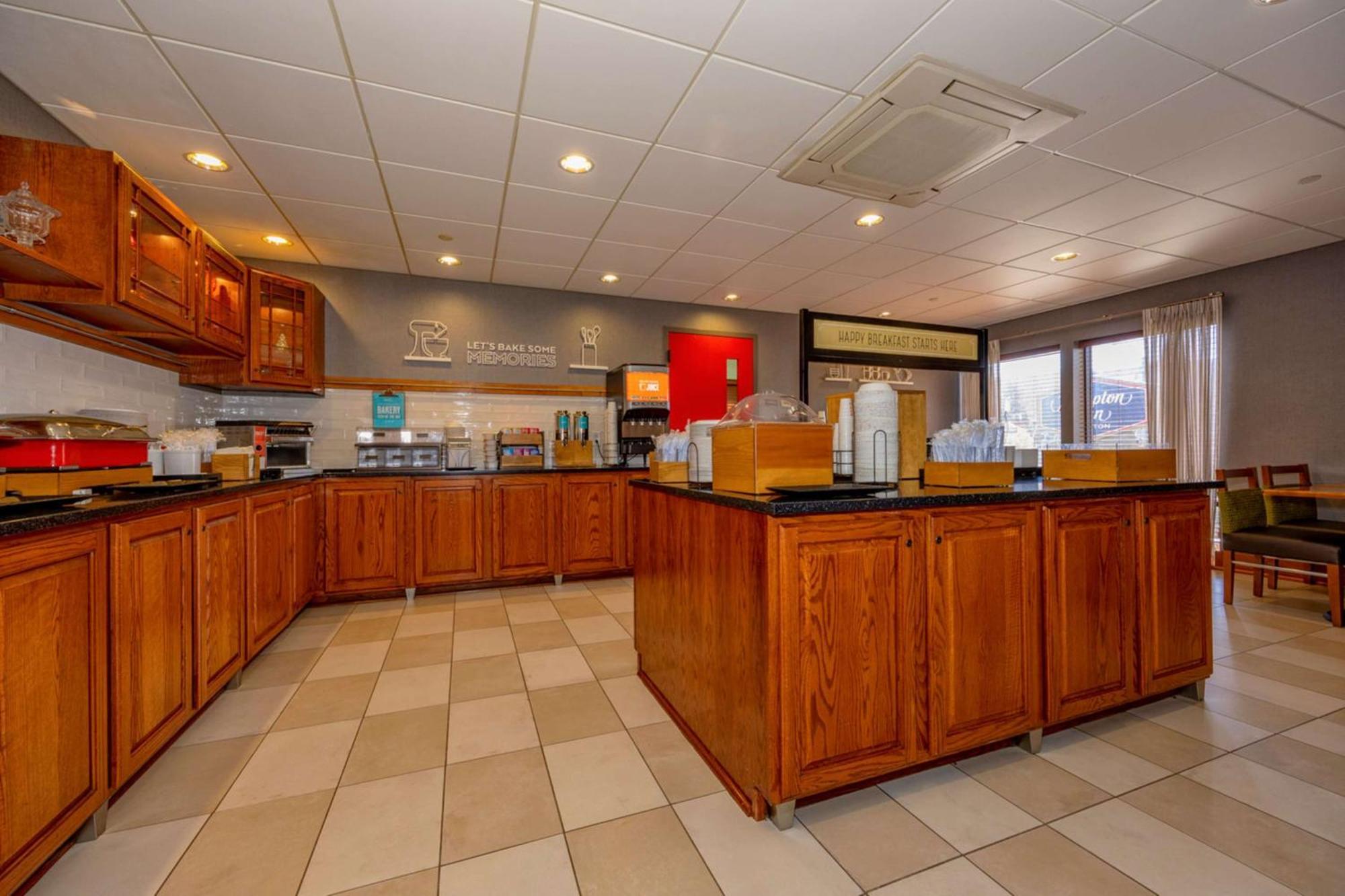 Hampton Inn Wheeling Bagian luar foto